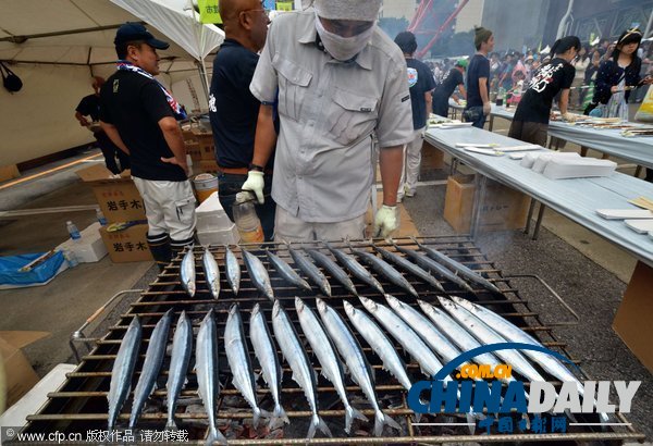 日本地震災(zāi)區(qū)為感恩燒烤5千秋刀魚 東京市民免費享用