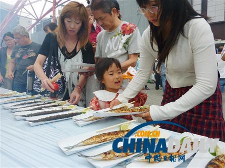 日本地震災(zāi)區(qū)為感恩燒烤5千秋刀魚 東京市民免費享用