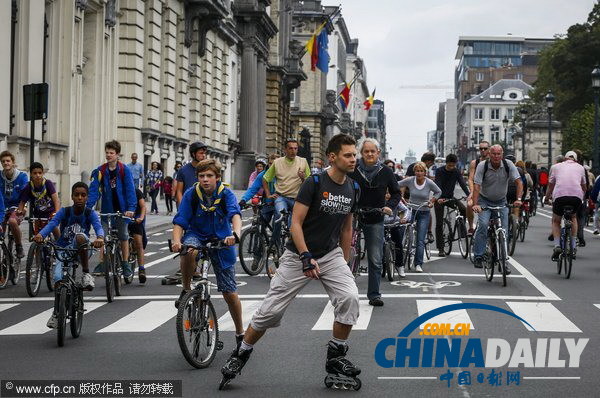 比利時舉辦“無車日”活動 國王攜家人騎車上街