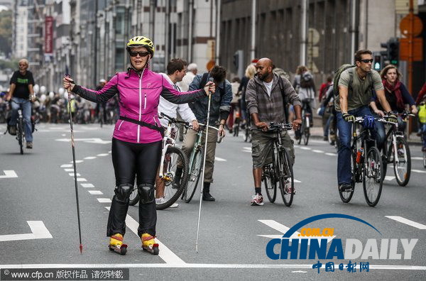 比利時(shí)舉辦“無車日”活動 國王攜家人騎車上街