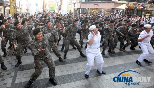 韓國(guó)士兵街頭表演快閃熱舞 鼓勵(lì)青年參軍（組圖）