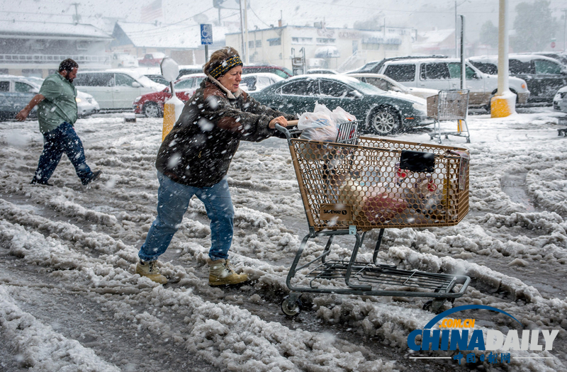 美中西部遭遇罕見暴風(fēng)雪 積雪近尺林肯像被覆