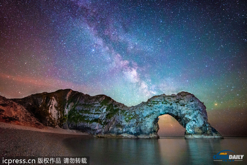 組圖：銀河懸掛英國(guó)侏羅紀(jì)海岸線上空 亦幻亦仙