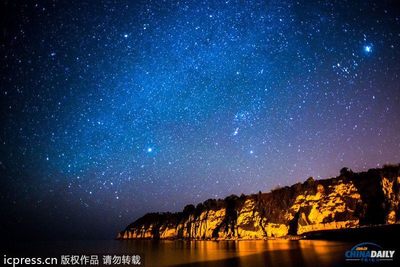 組圖：銀河懸掛英國(guó)侏羅紀(jì)海岸線上空 亦幻亦仙