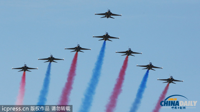 韓國(guó)舉行航空博覽會(huì) 黑鷹特技飛行隊(duì)炫酷助陣（組圖）