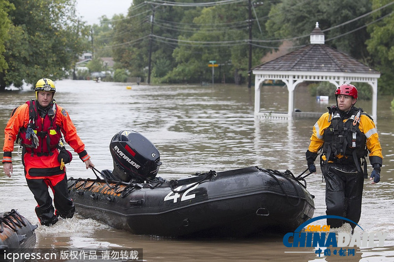 美得州暴雨引發(fā)洪水 居民躲在屋頂?shù)群蚓仍? style=