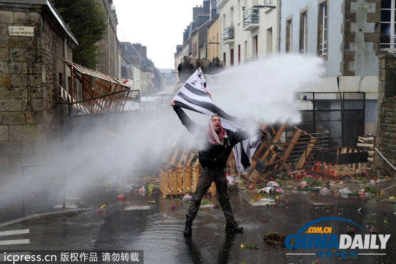 法國民眾游行抗議失業(yè)和污染稅 與警察發(fā)生沖突