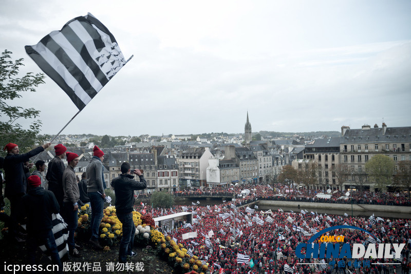 法國民眾游行抗議失業(yè)和污染稅 與警察發(fā)生沖突