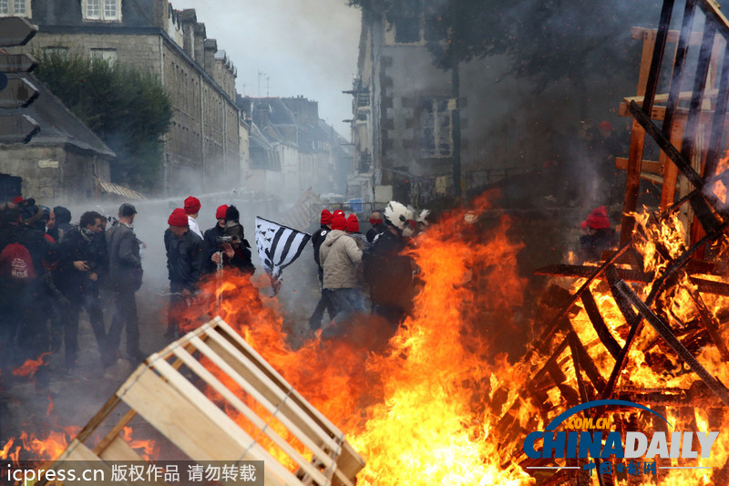 法國(guó)民眾游行抗議失業(yè)和污染稅 與警察發(fā)生沖突