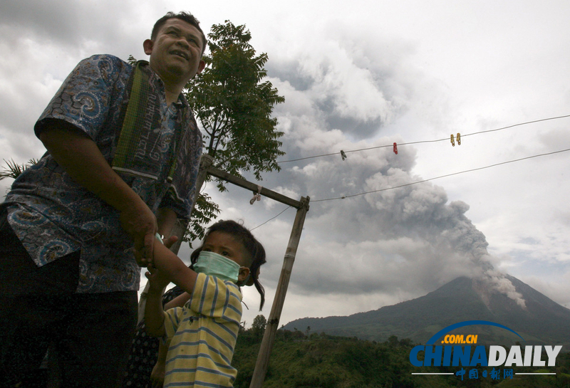 印尼錫納朋火山再次噴發(fā) 附近居民緊急撤離