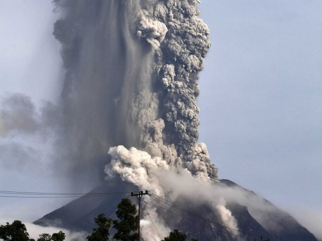 印尼兩座火山同時噴發(fā) 航空交通受影響