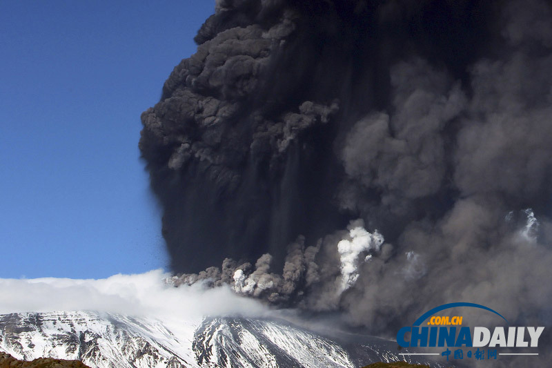 意大利火山再次噴發(fā)遮天蔽日