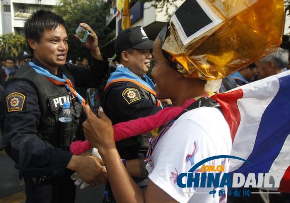 泰國數(shù)百名示威者闖入總理府 警察未阻攔