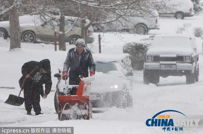 美國遭遇大雪襲擊 汽車和行人出行受阻