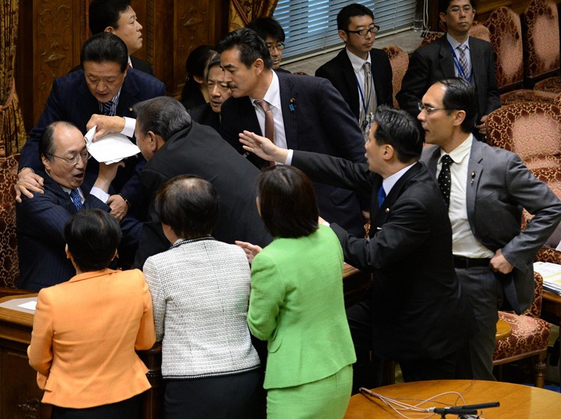 日本參院特委會強(qiáng)行通過《特定秘密保護(hù)法案》議員曾爬上桌子抗議