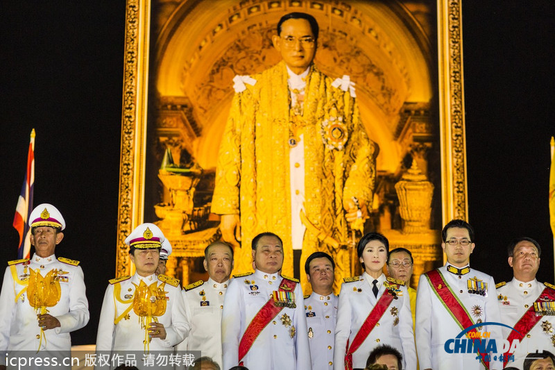 英拉和丈夫穿軍裝為泰國王祝壽 未受抗議事件影響