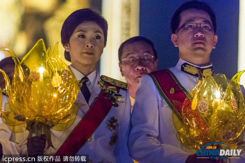 英拉和丈夫穿軍裝為泰國王祝壽 未受抗議事件影響