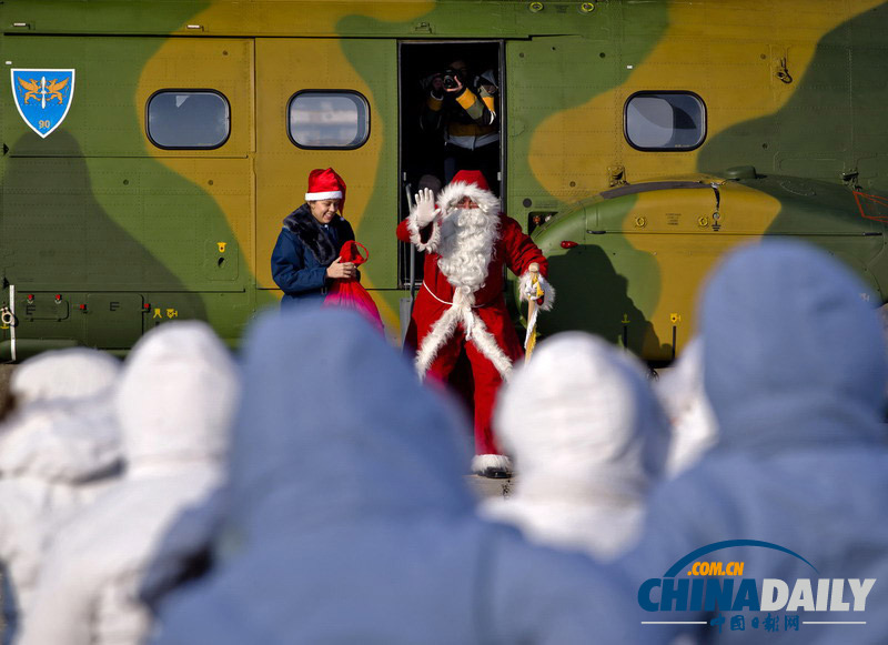 羅馬尼亞圣誕老人天降空軍營地 為軍屬兒童送禮物