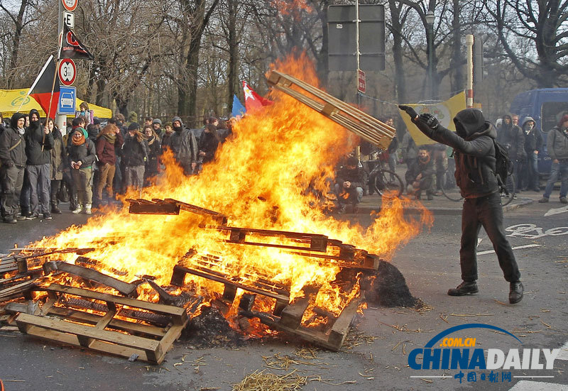 比利時(shí)市民點(diǎn)燃火堆抗議歐盟峰會(huì)議題