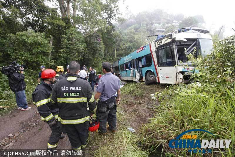 巴西一輛大巴墜入山谷至少14人死亡（圖）