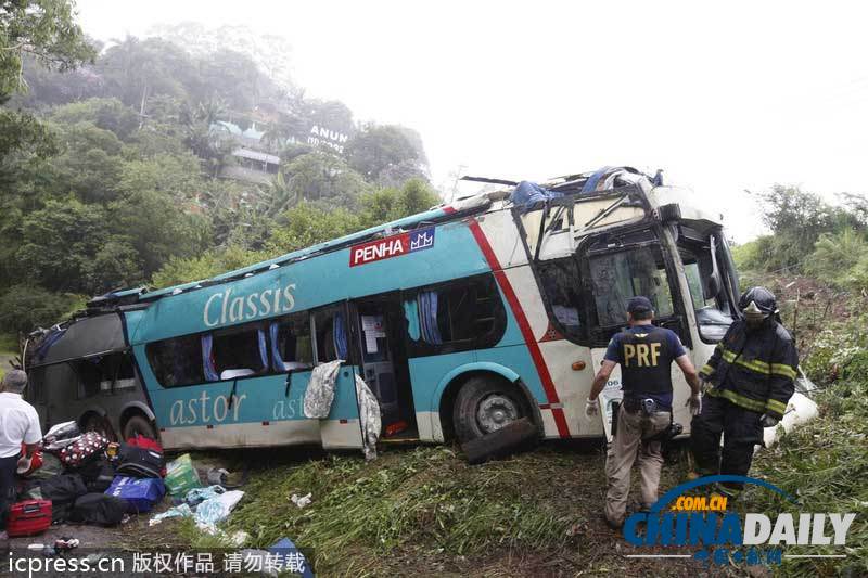 巴西一輛大巴墜入山谷至少14人死亡（圖）