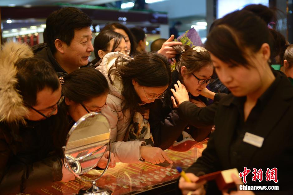 圣誕節(jié)中國多地黃金價格再降 民眾蜂擁搶購