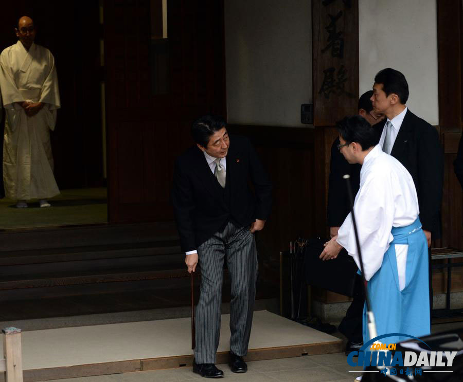 安倍晉三在神職人員引領(lǐng)下參拜靖國(guó)神社