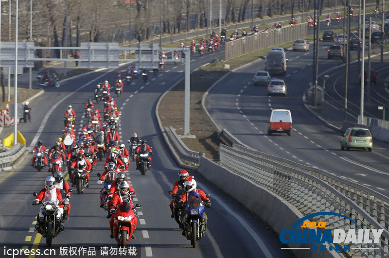 百名圣誕老人機(jī)車大游行 為兒童送禮物異常拉風(fēng)