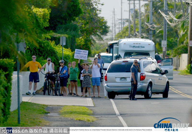 奧巴馬在夏威夷晨煉后乘車返回住所 遭遇夾道抗議