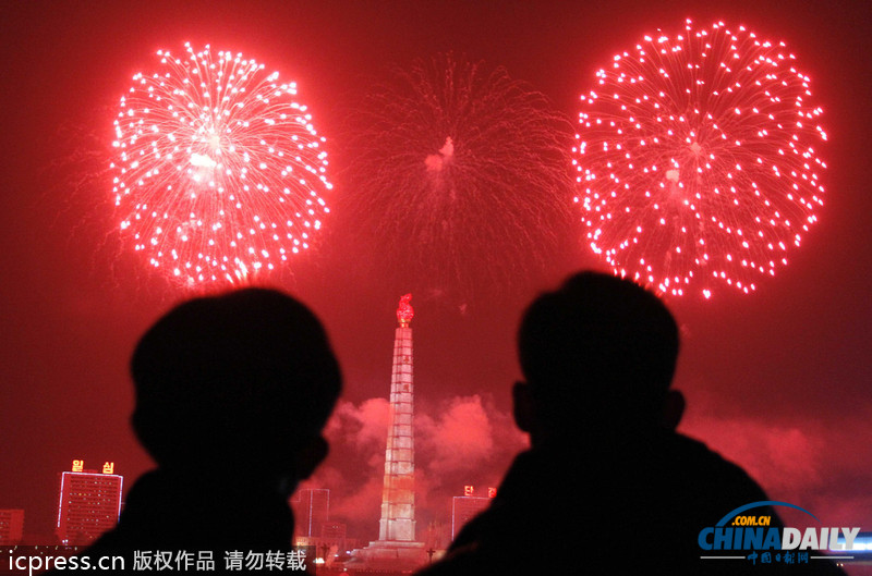 朝鮮舉行盛大煙花表演喜迎新年 民眾滿臉洋溢幸福