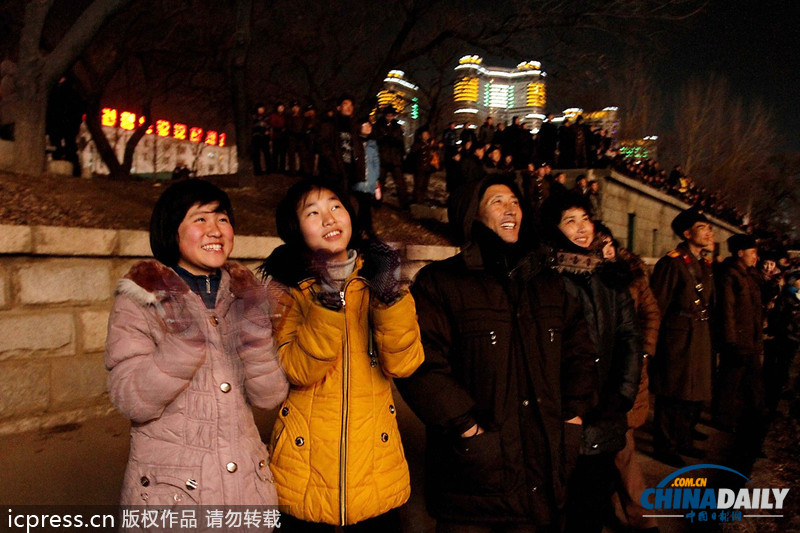 朝鮮舉行盛大煙花表演喜迎新年 民眾滿臉洋溢幸福