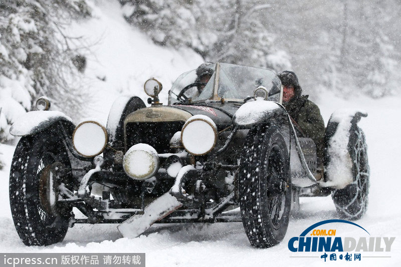 2014普拉耐經(jīng)典賽開幕 百歲老爺車暴雪中前行