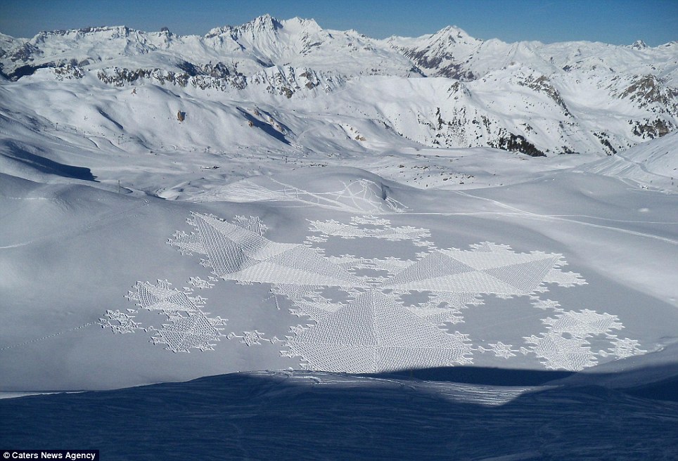 英國藝術(shù)家僅用指南針 在雪地上走出嘆為觀止作品