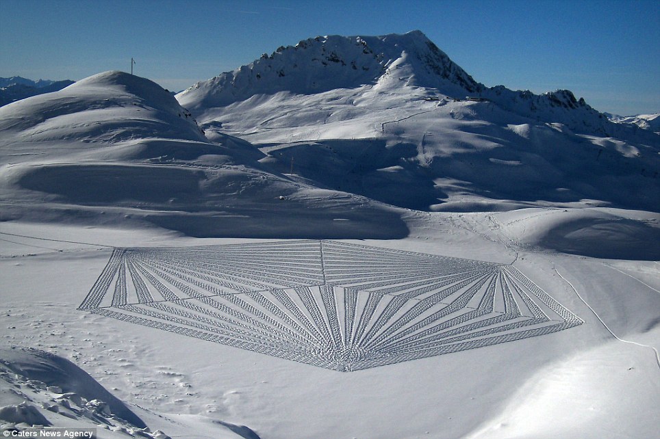 英國藝術(shù)家僅用指南針 在雪地上走出嘆為觀止作品