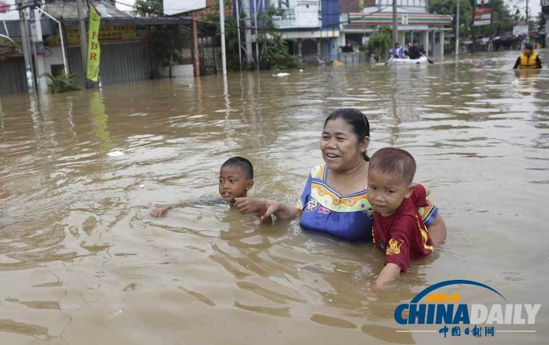 印尼首都被洪水淹沒 民眾紛紛涉水出逃