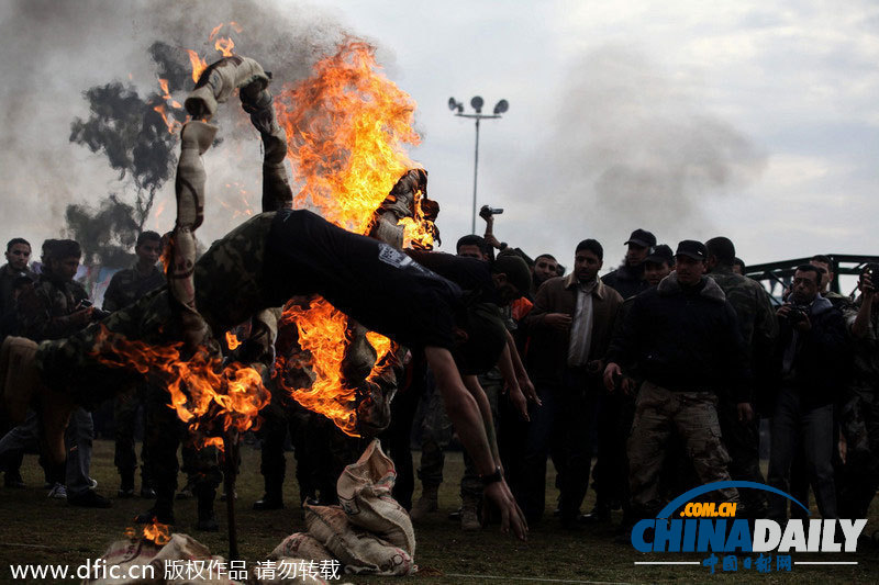 巴勒斯坦學生軍事訓練畢業(yè)式 有模有樣不輸真士兵