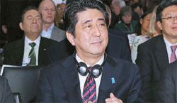 安倍突現(xiàn)樸槿惠演講現(xiàn)場 在最前排傾聽但遭無視