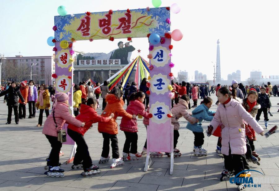 看煙花玩滑輪獻(xiàn)花籃 朝鮮民眾喜迎新年