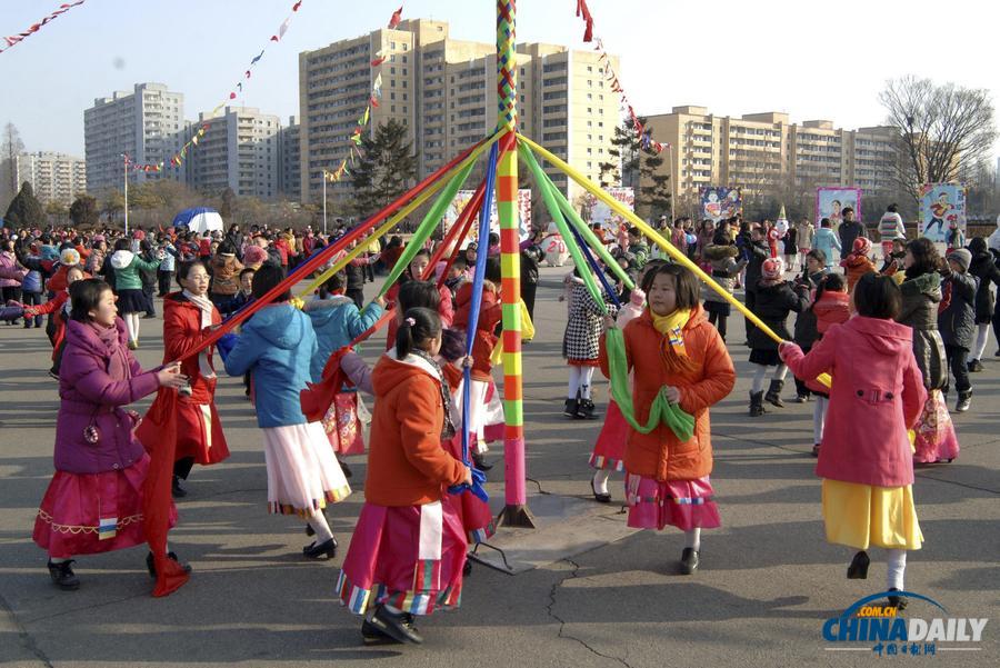 看煙花玩滑輪獻花籃 朝鮮民眾喜迎新年