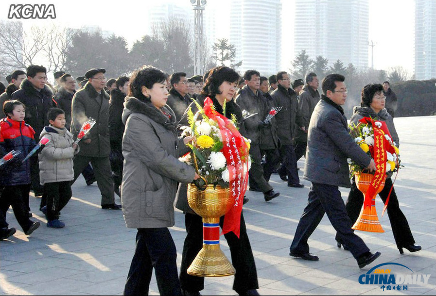 看煙花玩滑輪獻(xiàn)花籃 朝鮮民眾喜迎新年