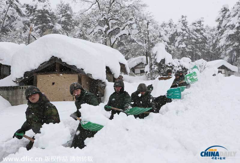 韓國暴雪持續(xù)5日 汽車被埋紅綠燈遭積雪覆蓋