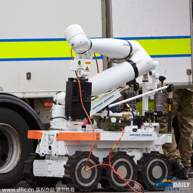 牛津大學征兵辦收到疑似炸彈包裹 英國軍方出動機器人排爆