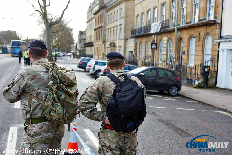 牛津大學(xué)征兵辦收到疑似炸彈包裹 英國軍方出動(dòng)機(jī)器人排爆