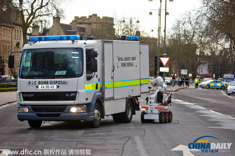 牛津大學征兵辦收到疑似炸彈包裹 英國軍方出動機器人排爆