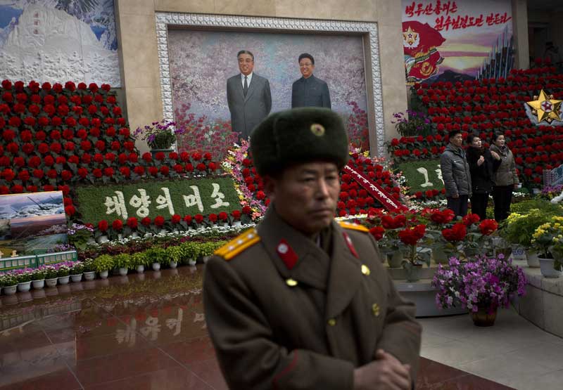 朝鮮慶祝金正日誕辰 民眾拜謁金日成金正日雕像