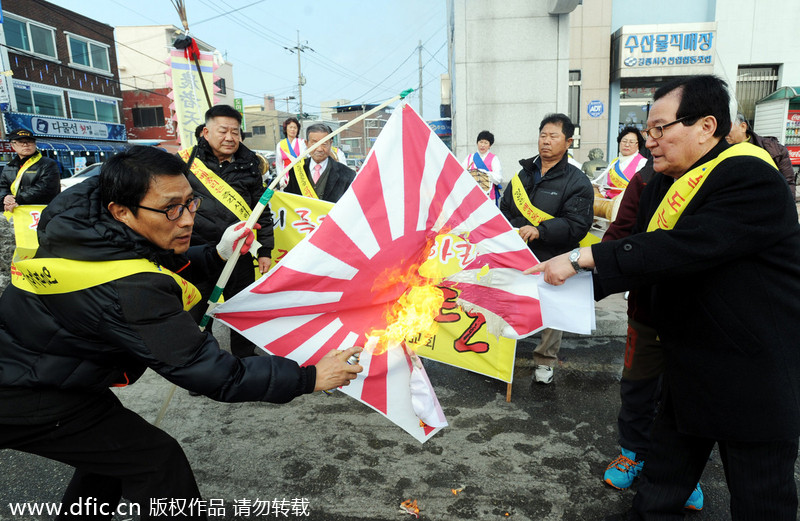 韓國民眾火燒日本軍旗 抗議其舉辦“竹島日”活動(dòng)