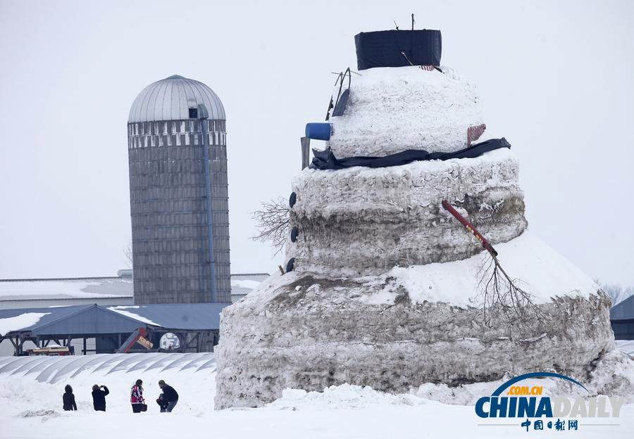 美國(guó)農(nóng)民堆出15米高雪人 引游客駐足留念