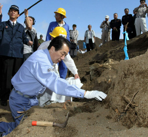 安倍晉三訪問硫磺島 視察二戰(zhàn)日兵遺骨收容現(xiàn)場