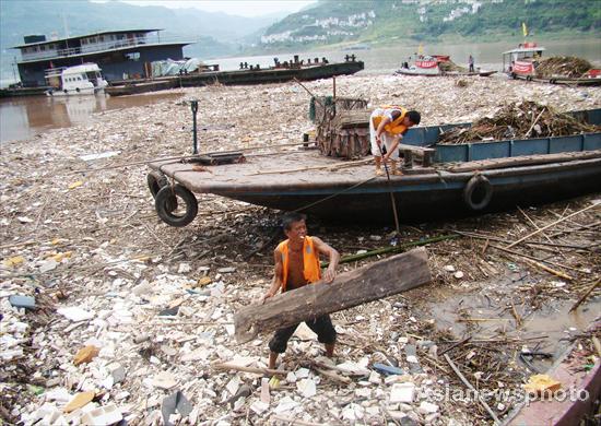 Floating garbage drifts to Three Gorges Reservoir