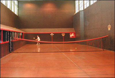 “real tennis”[室內(nèi)網(wǎng)球，又稱“純網(wǎng)球”，現(xiàn)幾乎被“l(fā)aw tennis”（草地網(wǎng)球）所取代]。